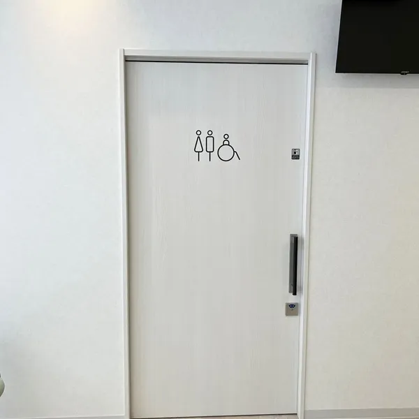 えびす耳鼻科いせはら トイレのドア