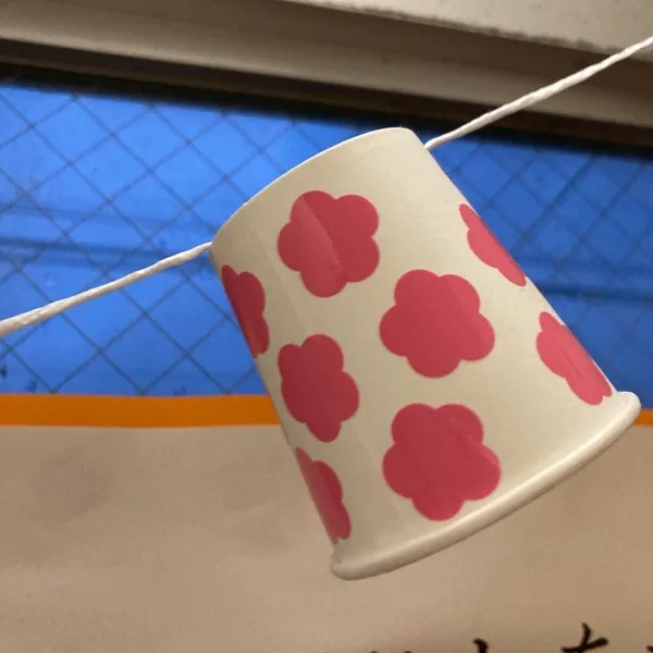 シールを貼った紙コップ