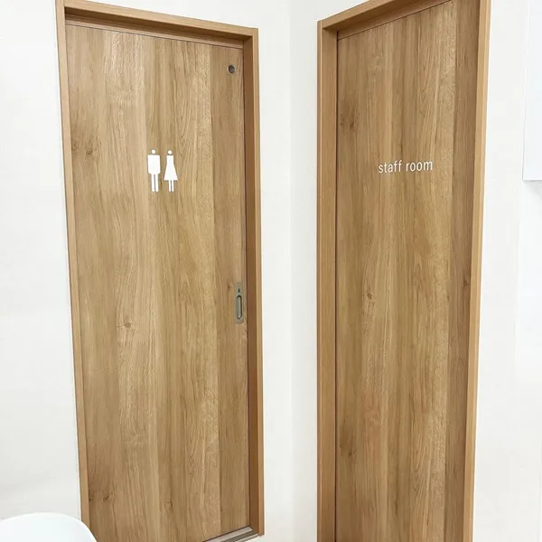 成瀬てつの内科・循環器クリニック トイレとスタッフルームのドア