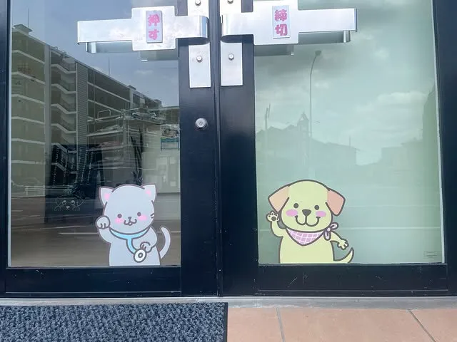柏メルビー動物病院入口ドア 猫と犬のイラスト