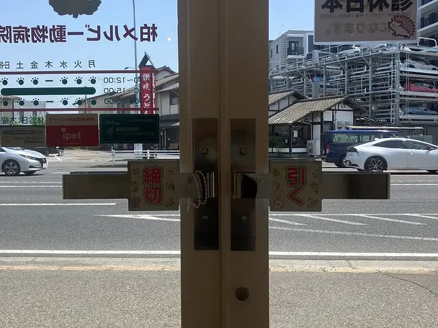 柏メルビー動物病院入口ドア取っ手