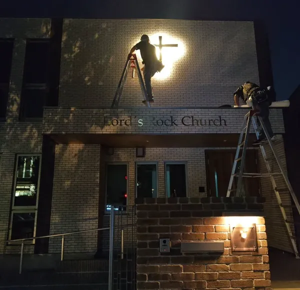 夜間ライトアップした十字架